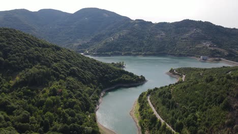 Lago-Presa-En-Terreno-Montañoso