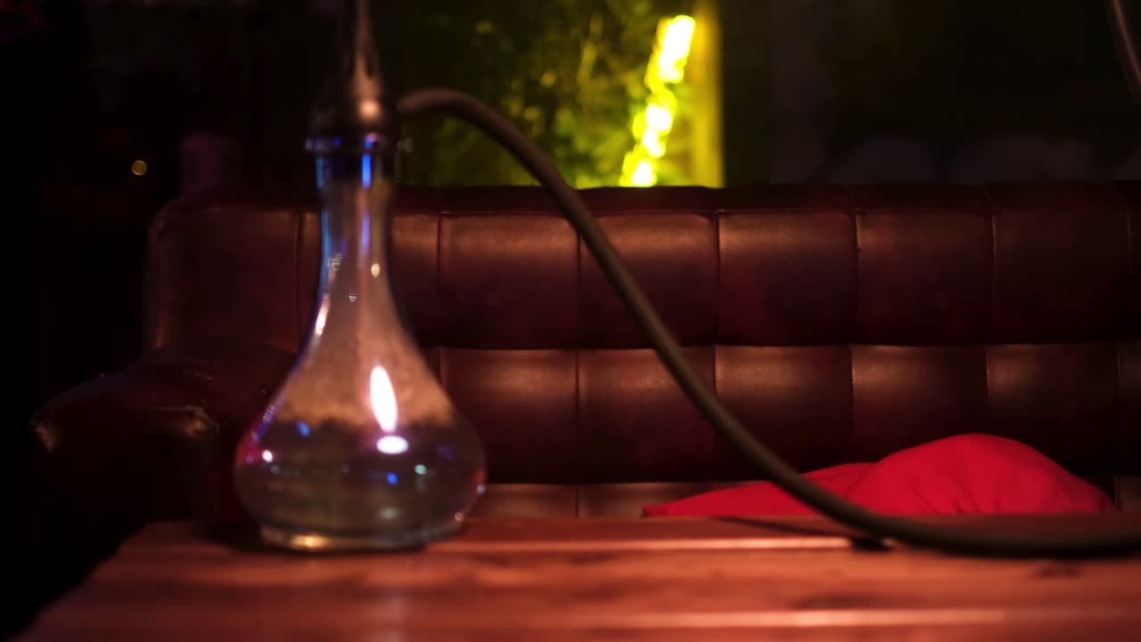 salón de narguile por la noche