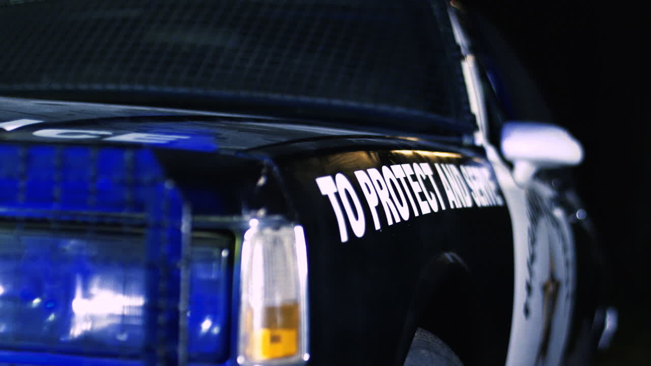 el boxeador masculino descansa sentado al lado del saco de boxeo 1