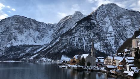 Timelapse-Del-Lago-Hallstatt-Con-Hermosas-Nubes-En-Movimiento-En-La-Cima-De-La-Montaña