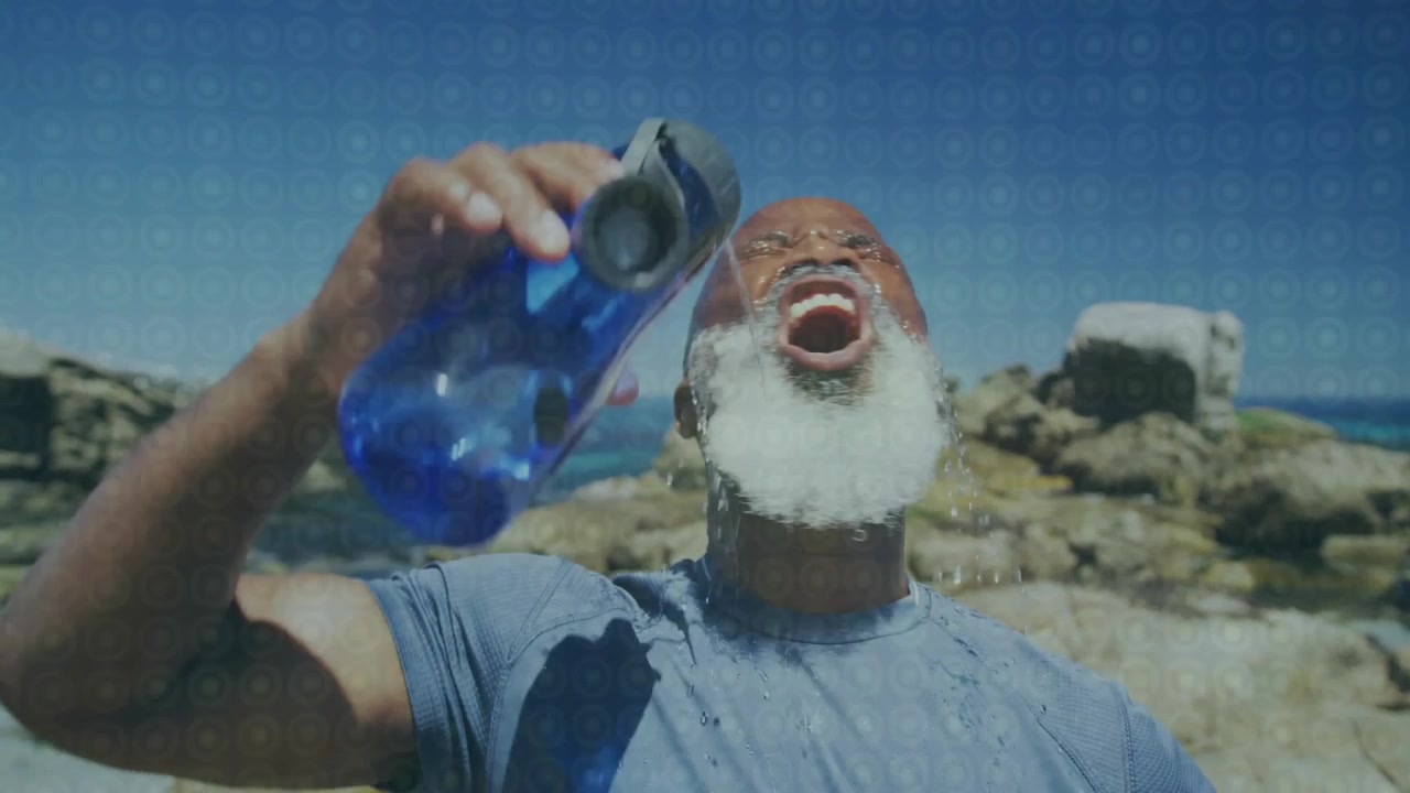 Sur un littoral rocheux, un homme âgé à barbe blanche ressentant la brise océanique, animation.
