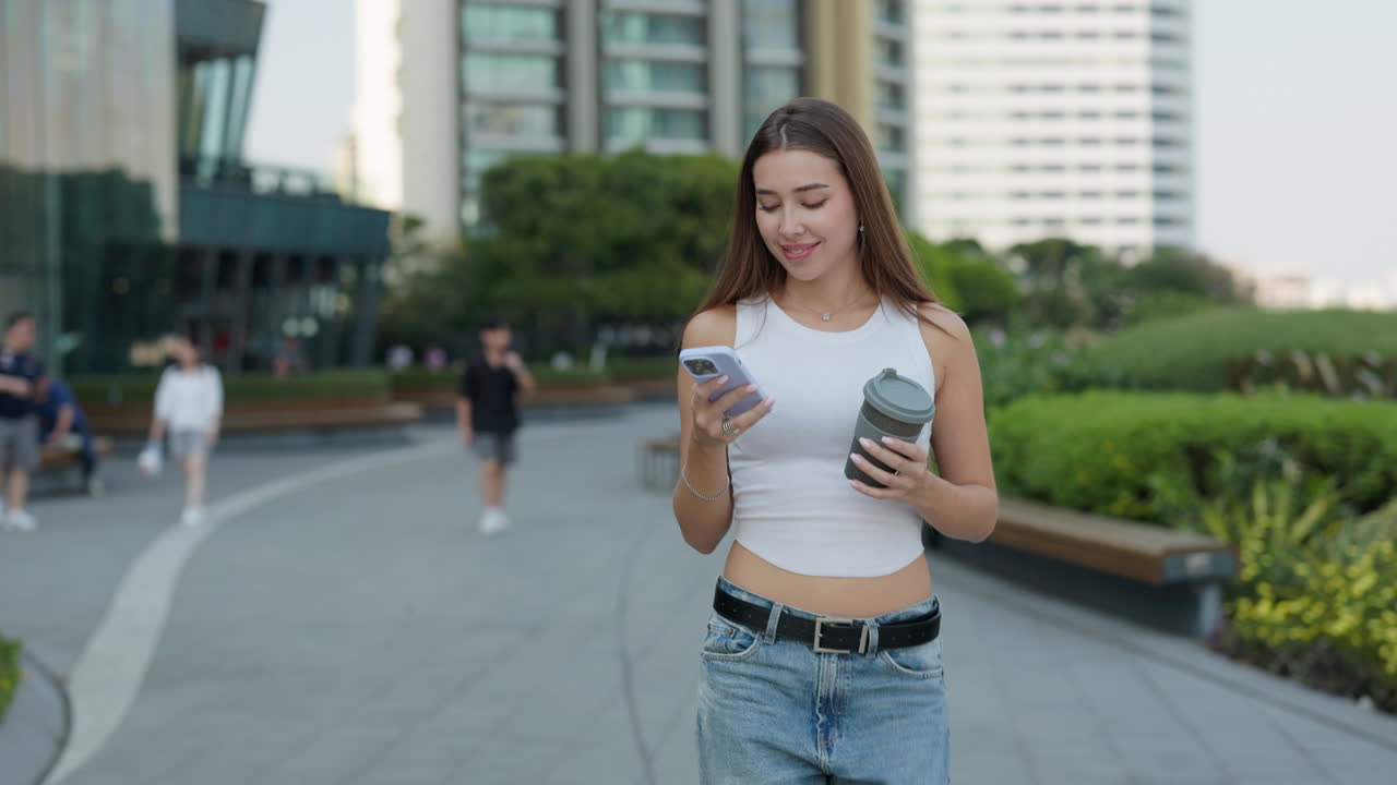 야외에서 스마트폰을 사용하는 여성