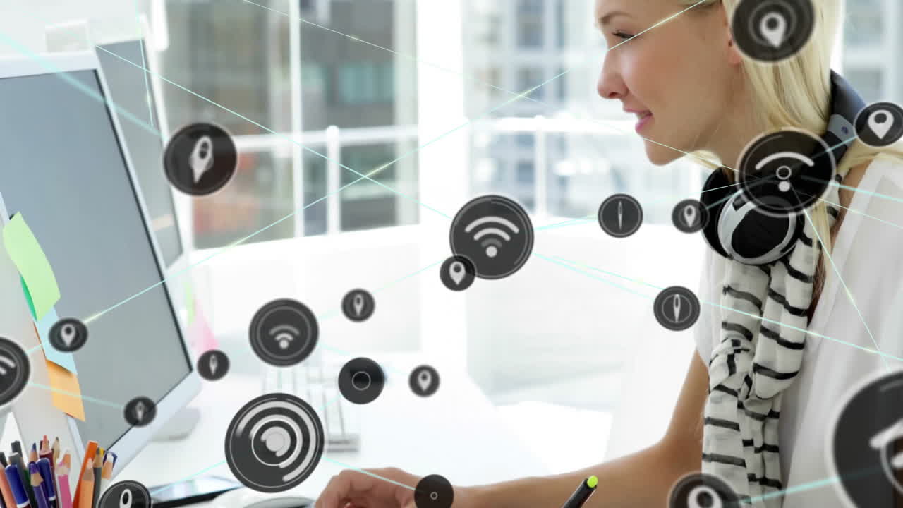 trabajando en una computadora portátil, mujer rodeada de localización e iconos de wifi animación