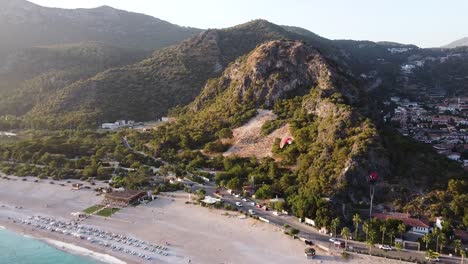 parapente y barcos en playa paradisíaca en turquía