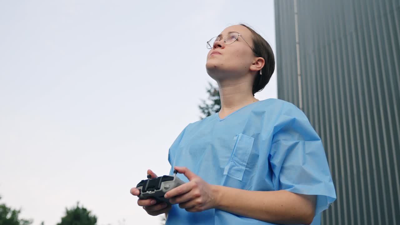 젊은 간호사 통제 드론 그녀의 여가 시간에 휴식을 취하기 위해, 전면 보기