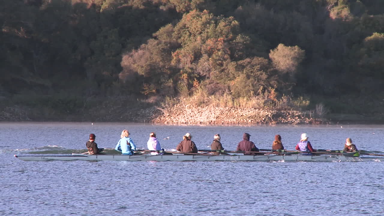 오크 뷰 캘리포니아의 카시타스 호수에서 8인 노 젓기 패닝