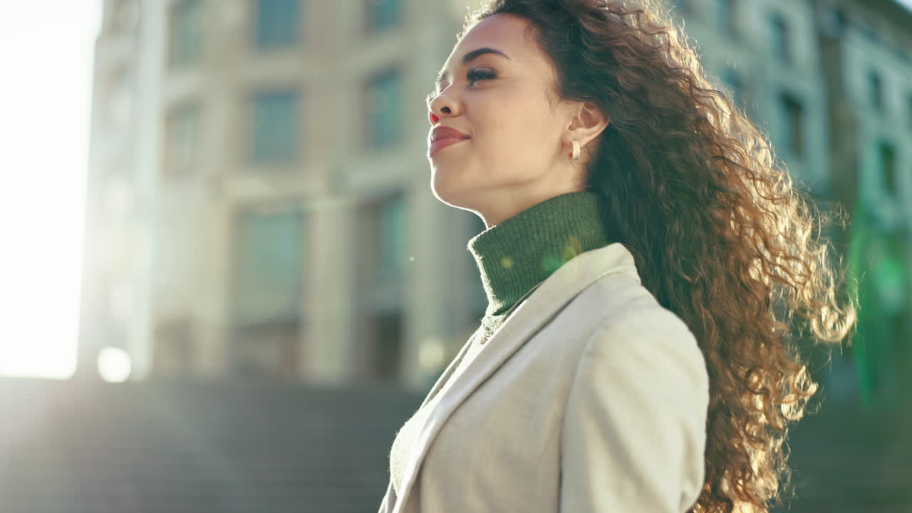 mañana, visión y una mujer en la ciudad para el trabajo