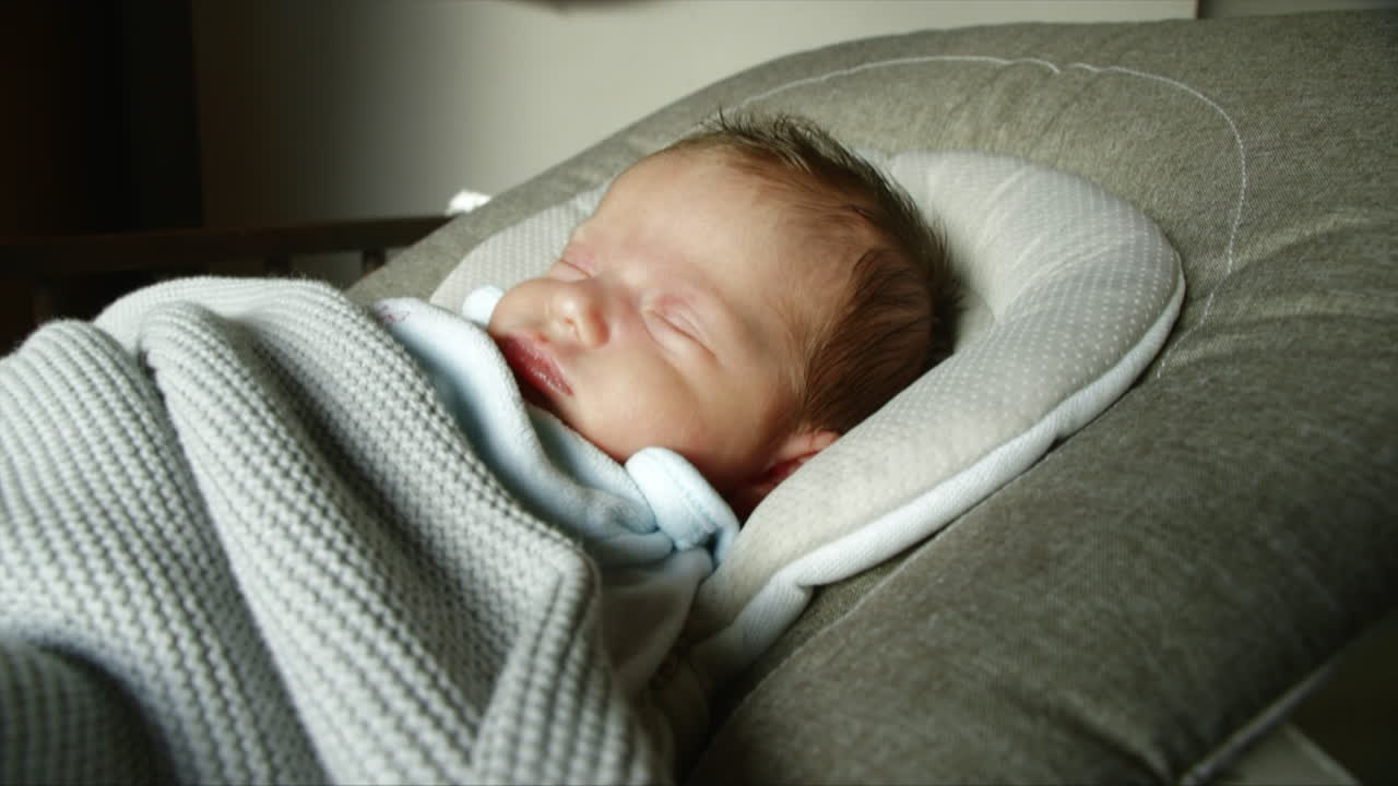 Il viso di una bambina mentre si muove nel sonno