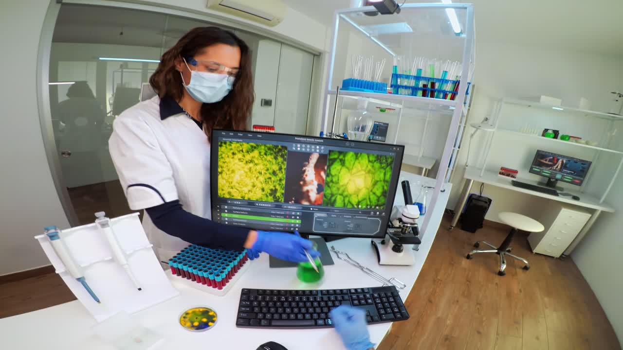 científicos trabajando en un laboratorio