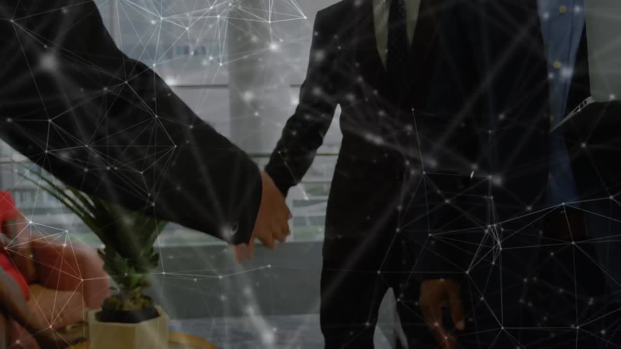 Animazione di reti di connessioni su diversi professionisti che si stringono la mano in ufficio