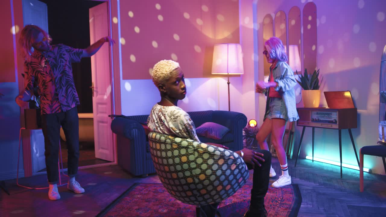 tres amigos hipster multiétnicos pasando un buen rato en una fiesta retro en casa