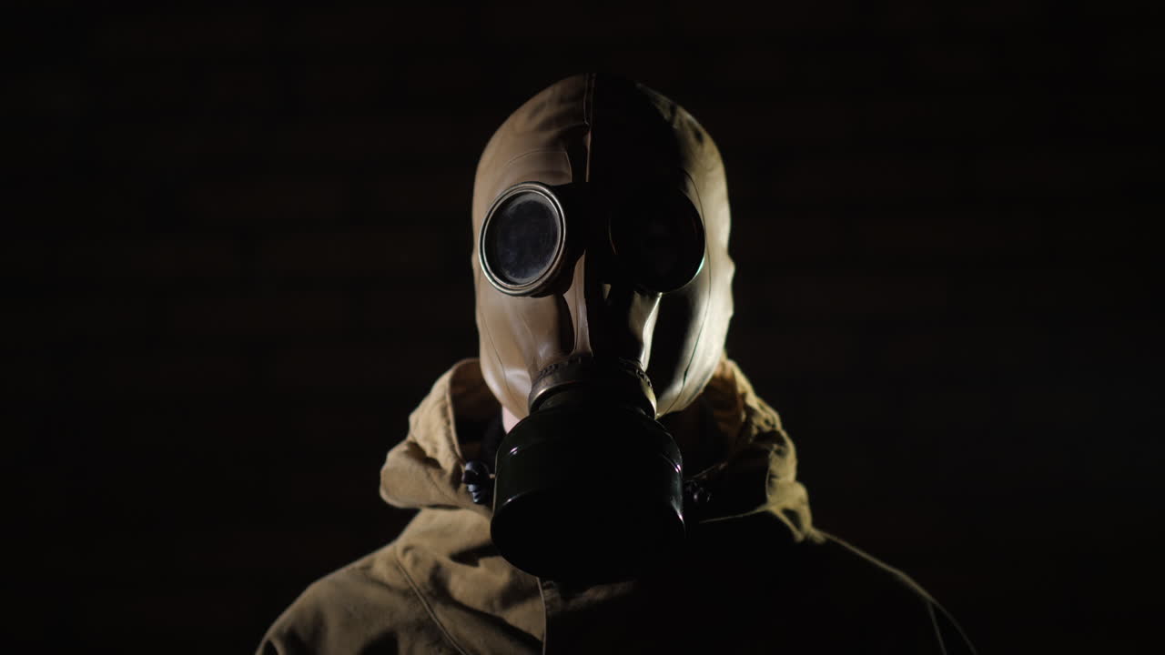 un hombre con traje protector y humo de máscara de gas en primer plano