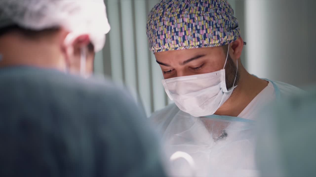 cirujanos en la sala de operaciones