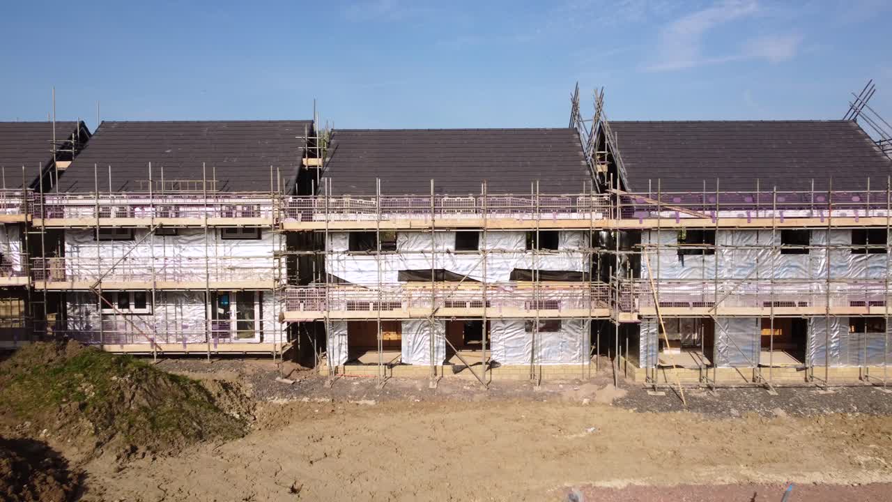 casas que se están construyendo con andamios y materiales de aislamiento de lámina