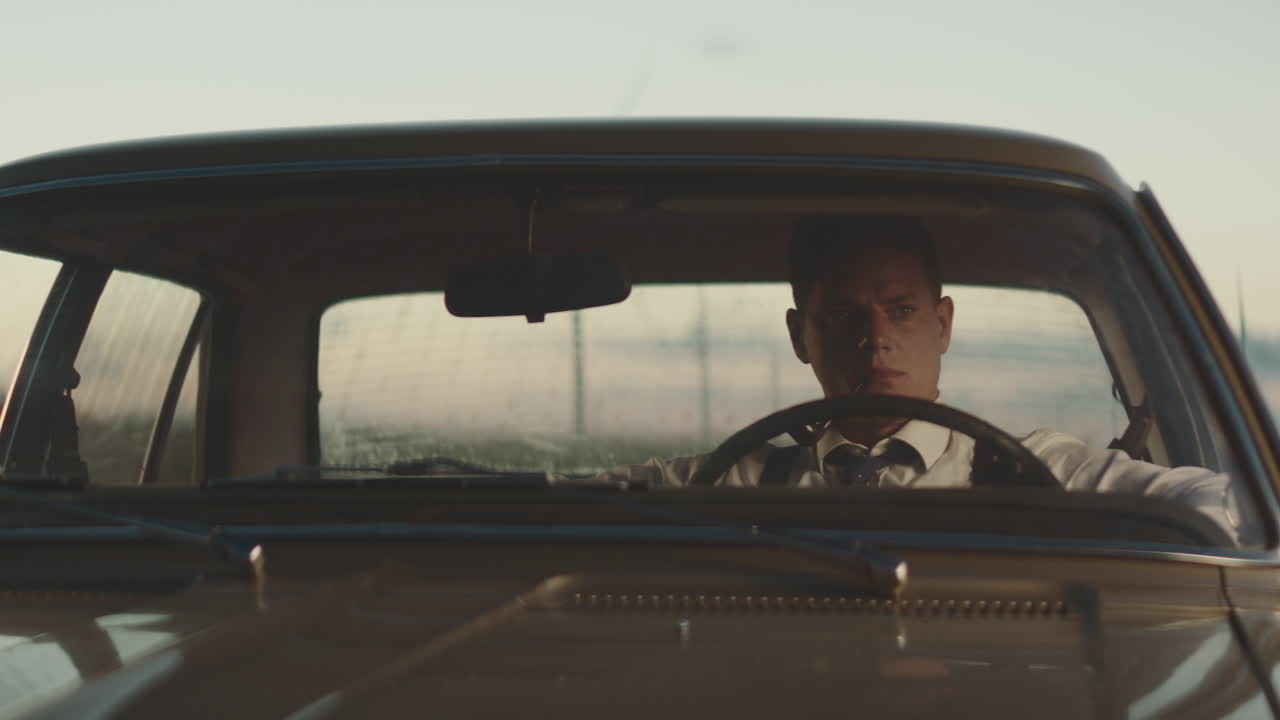 빈티지 자동차를 운전하는 남자