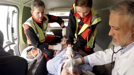 paramédico que utiliza un desfibrilador externo durante la reanimación cardiopulmonar