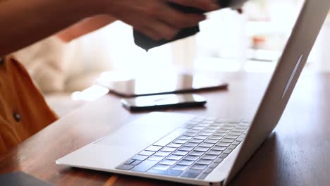 mujer caucásica usando una computadora portátil en casa