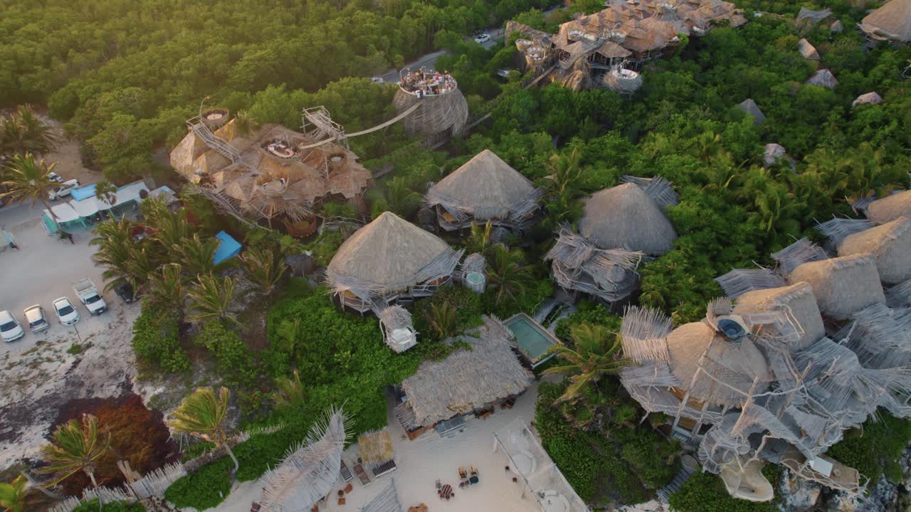 toma aérea del hotel azulik cerca de la playa en tulum, méxico durante la puesta de sol