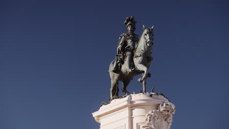 equestrian statue of a king