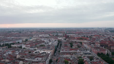 Stürmer-Fliegen-Bei-Sonnenaufgang-über-Der-Großstadt.-Kippen-Sie-Aufnahmen-Von-Gebäuden-Und-Straßen-In-Der-Städtischen-Nachbarschaft-Nach-Unten.-Berlin,-Deutschland