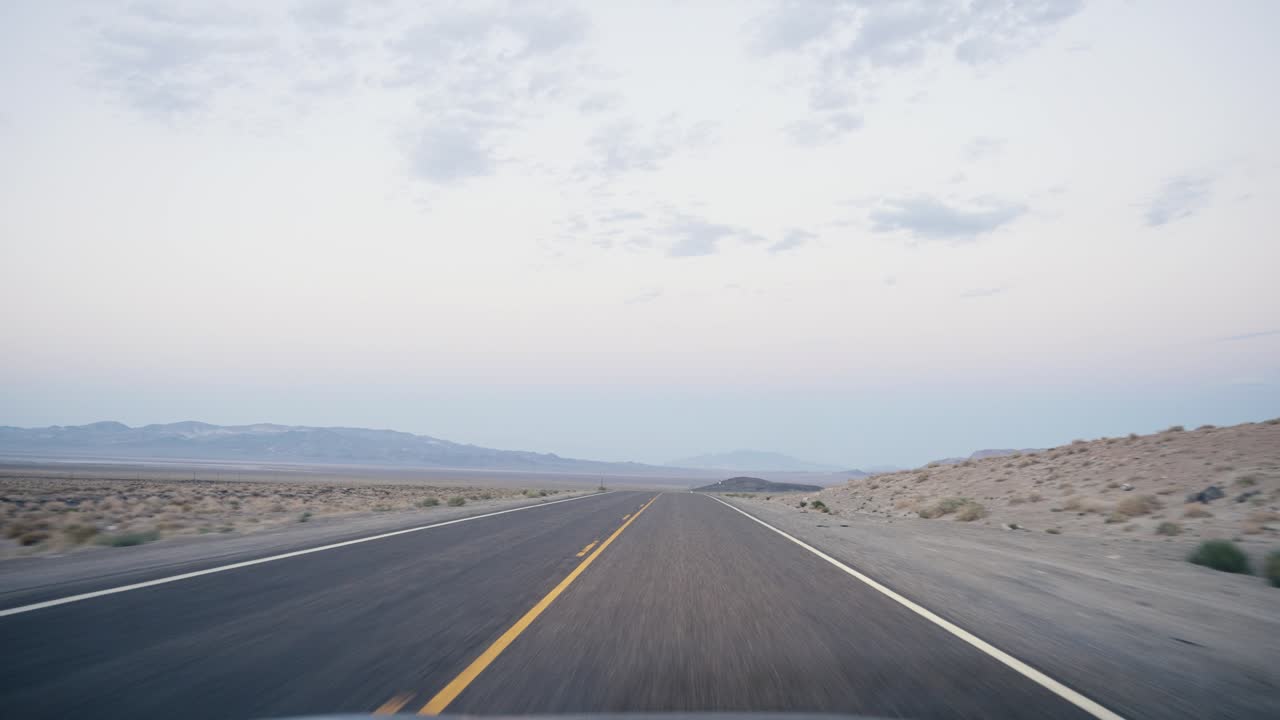 캘리포니아의 역사적인 고속도로를 운전하여 궁극적인 미국 로드 트립을 경험하십시오.