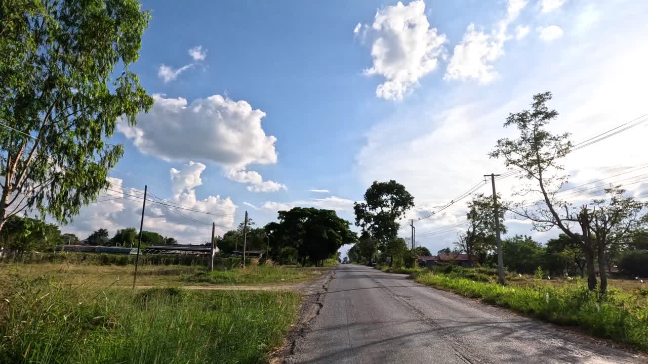 조용한 시골 도로를 따라 진행.