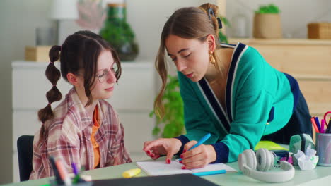 el maestro apoya a los estudiantes durante la tutoría