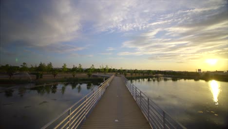 Pasarela-De-Puente-Suspendido-En-El-Lago