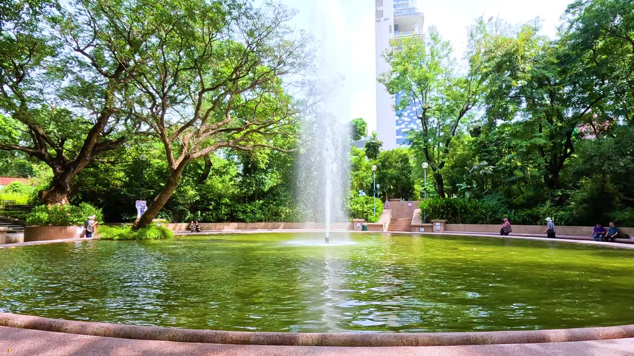 escena del parque sereno con una fuente central