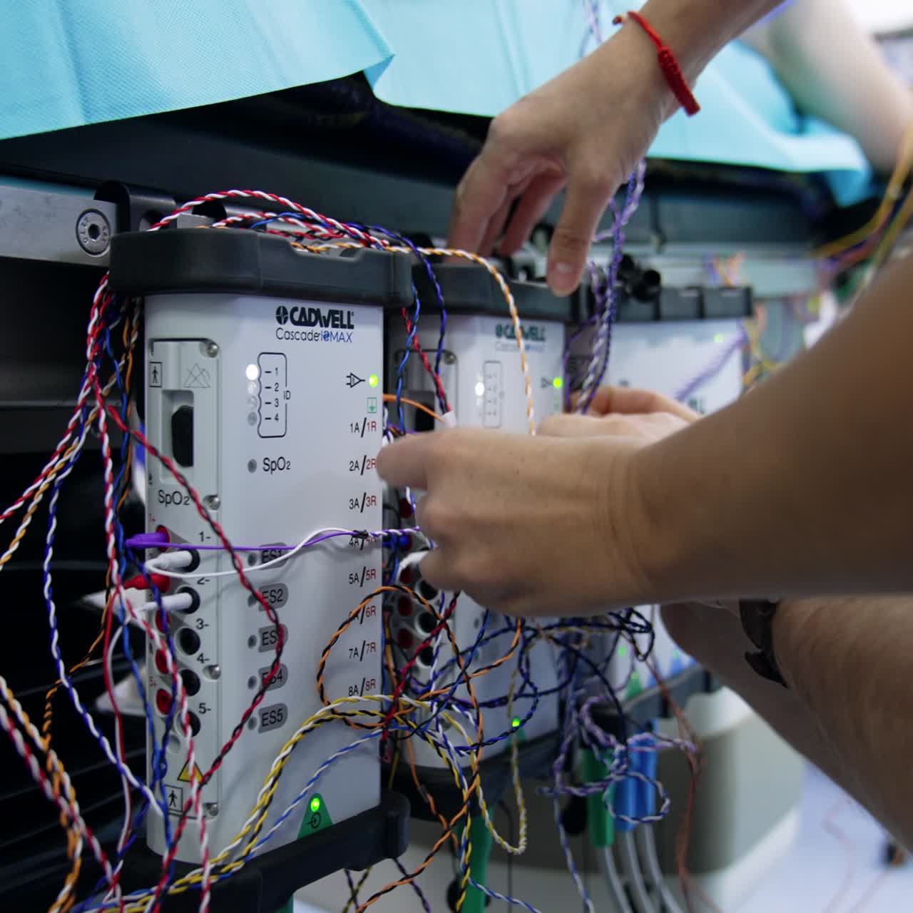 EMG ve EKG için yenilikçi nörolojik ekipman. Sağlık görevlileri elektrotları modüllere bağlar.