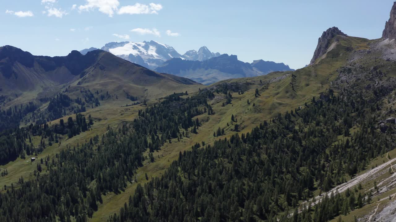 Penerbangan drone - pemandangan pegunungan Alpen yang ikonik di Dolomit Italia - Val Badia, Valparola
