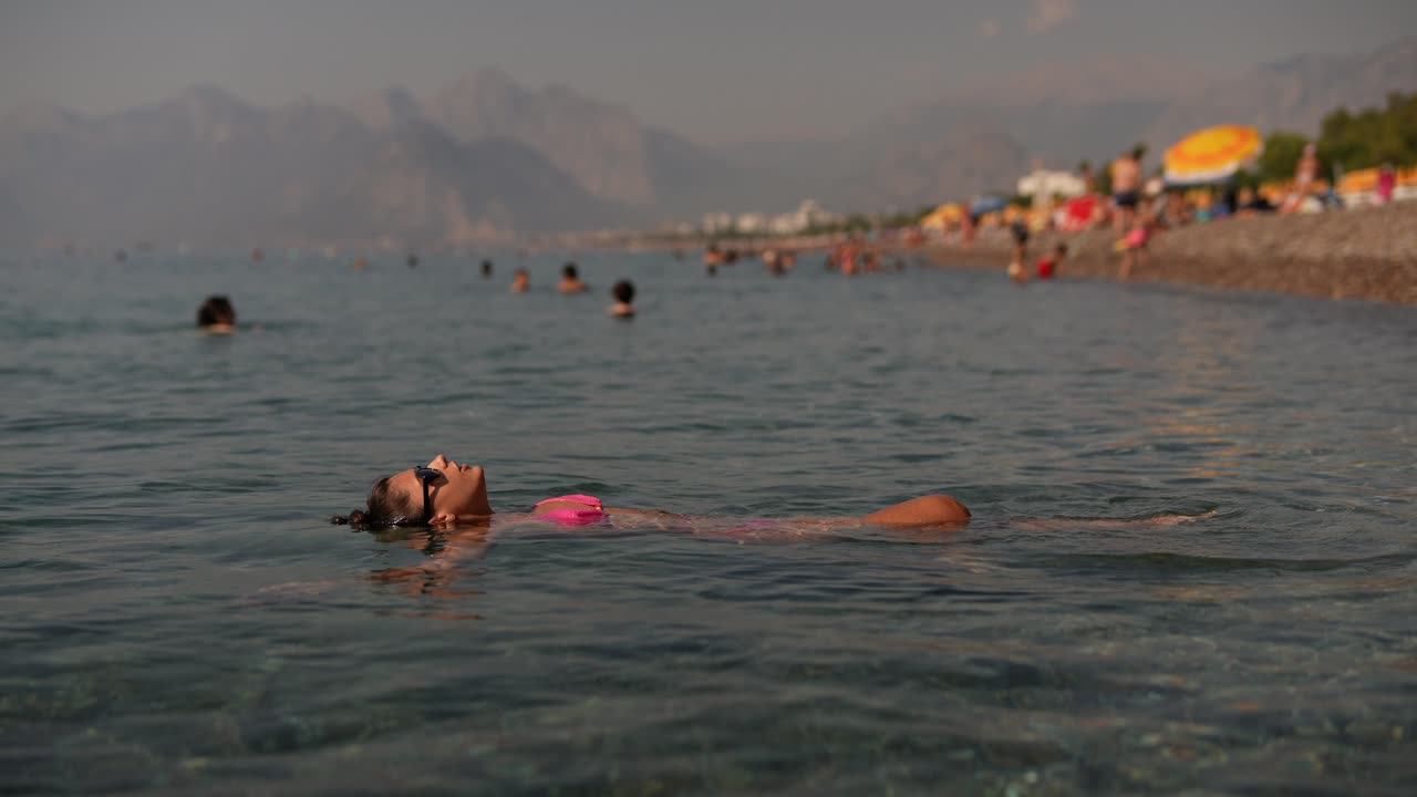 mujer relajándose en el mar en un balneario