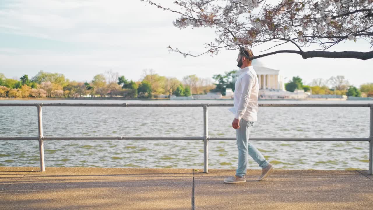 체리 꽃 축제와 조류 유역 및 국립 쇼핑몰 동안 토마스 제퍼슨 기념관의 반대편에 만들어진 산책로를 따라  ⁇ 는 남자