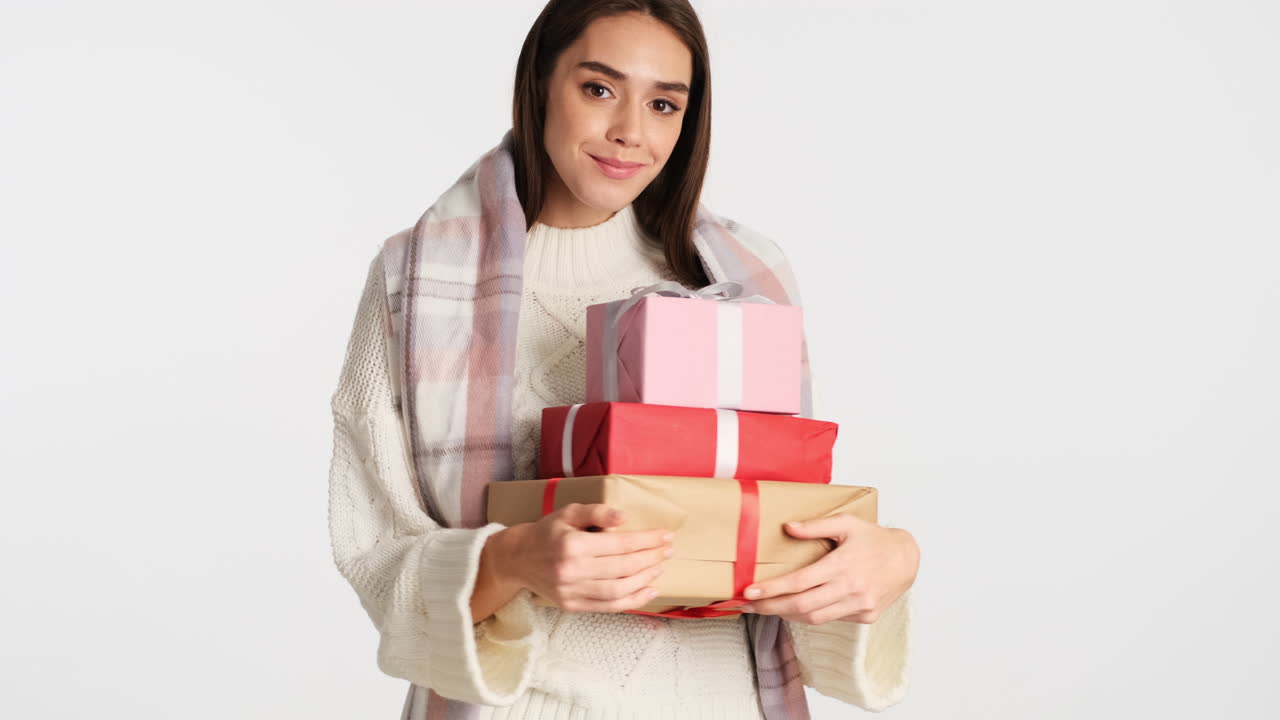una mujer caucásica posando frente a la cámara.
