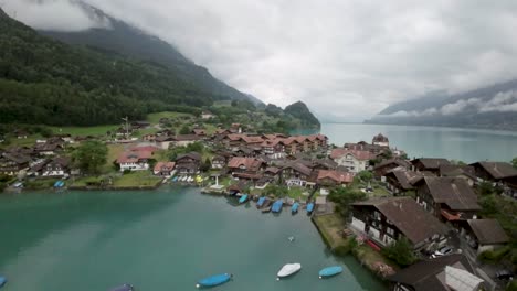 pueblo de iseltwald en el lago brienzersee