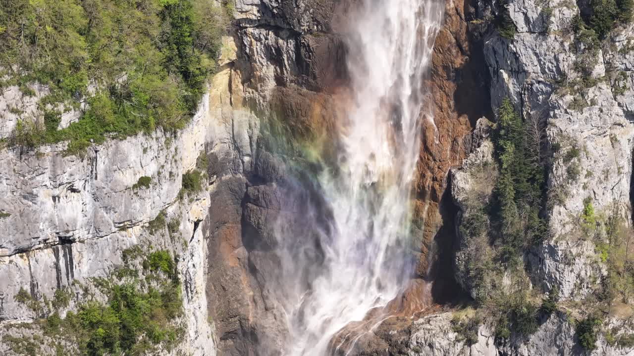 seerenbach cae con un arco iris vibrante en la niebla, en cascada por un acantilado escarpado en amden, betlis, cerca de walensee, suiza