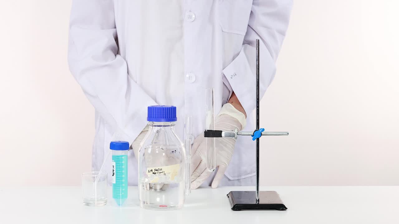 Científico realiza reacción de NaOH en laboratorio