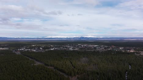 Toma-Rápida-De-Un-Dron-Panorámica-Hacia-La-Derecha-De-La-Ciudad-De-West-Yellowstone