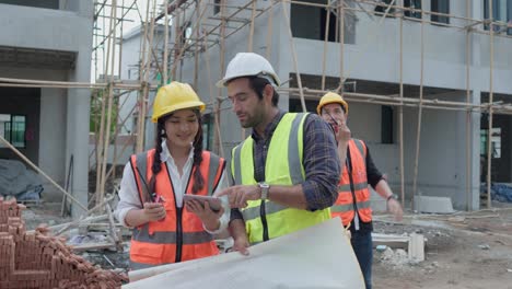 equipo diverso de ingenieros civiles gerente, arquitectos y capataz, trabajador. mientras utiliza la tableta inspeccionar discutir la reunión proyecto de construcción y señalando en el sitio de construcción. bienes raíces y concepto de construcción.