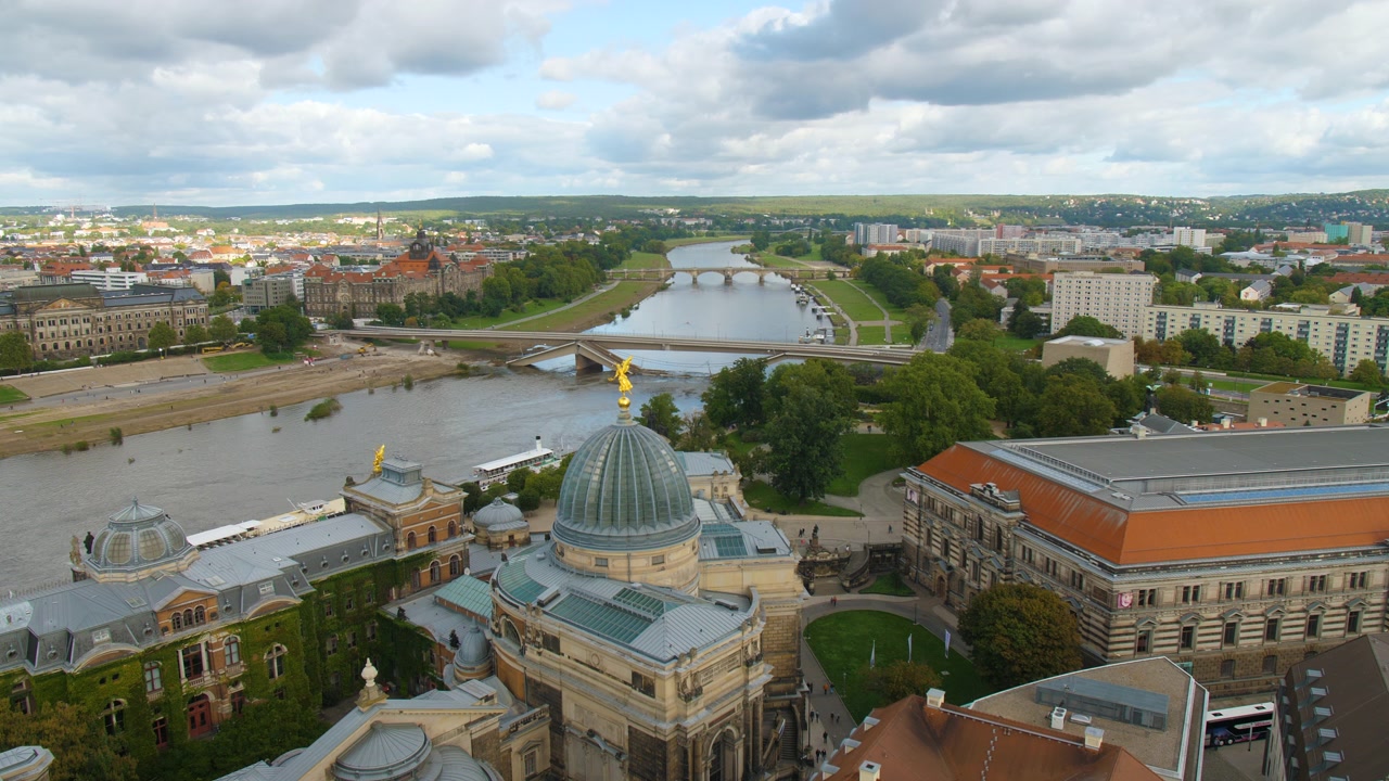 Dresden, Saxônia, Ponte Carolabrücke (Ponte Carola) destruída sobre o rio Elba, Lipsius-Bau, Alemanha. Vista aérea do topo da Frauenkirche, movimento panorâmico, céu nublado com arquitetura histórica e moderna.