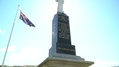 slowmo - memorial de la primera guerra mundial en clyde con bandera de nueva zelanda