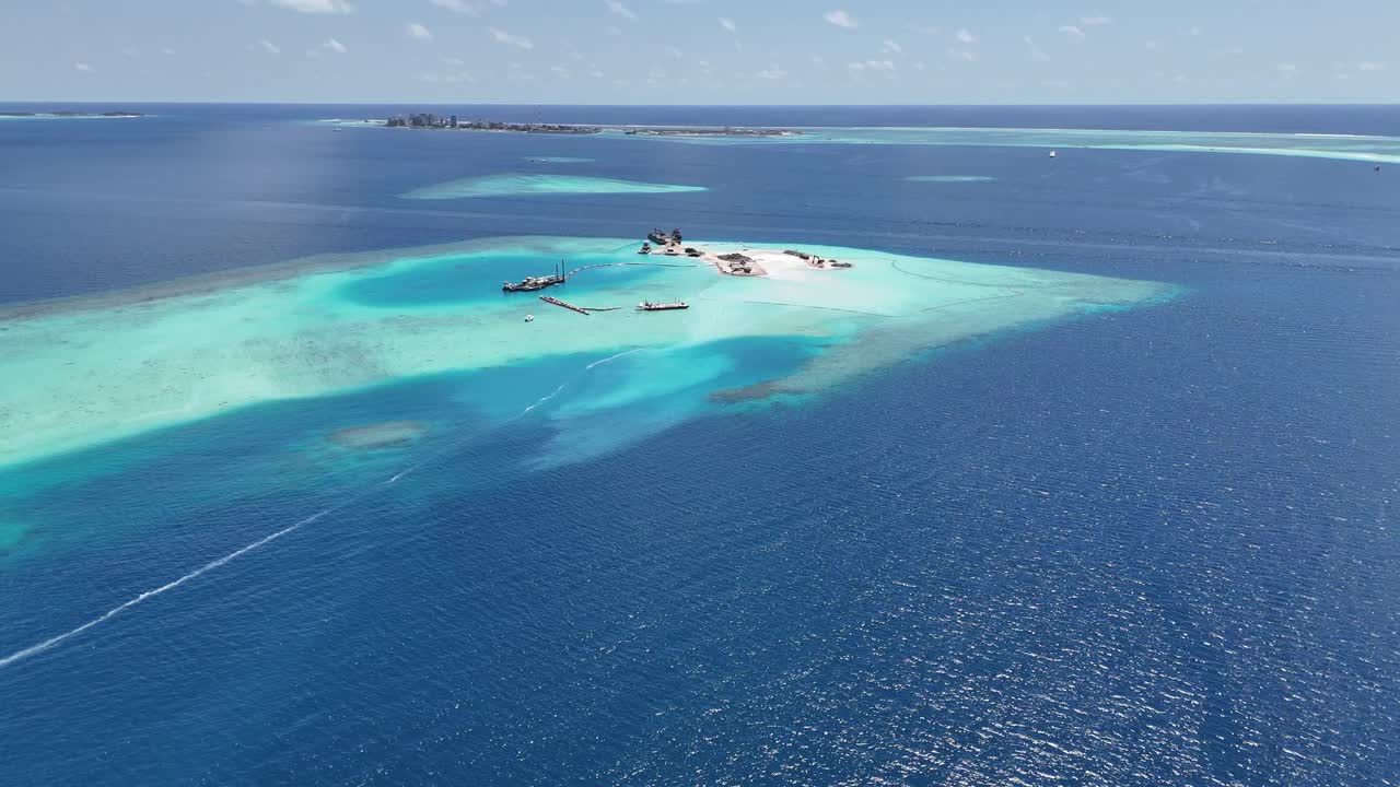 Isola tropicale con palme e laguna turchese Maldive, sabbia bianca dal drone