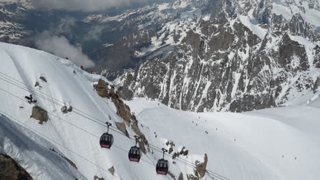 Valley-Blanche-Seilbahn,-Die-Igulle-Du-Midi-Und-Die-Italienischen-Alpen-über-Den-Berg-Mont-Blanc-Verbindet