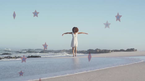 animación de estrellas sobre mujer afroamericana levantando las manos en la playa