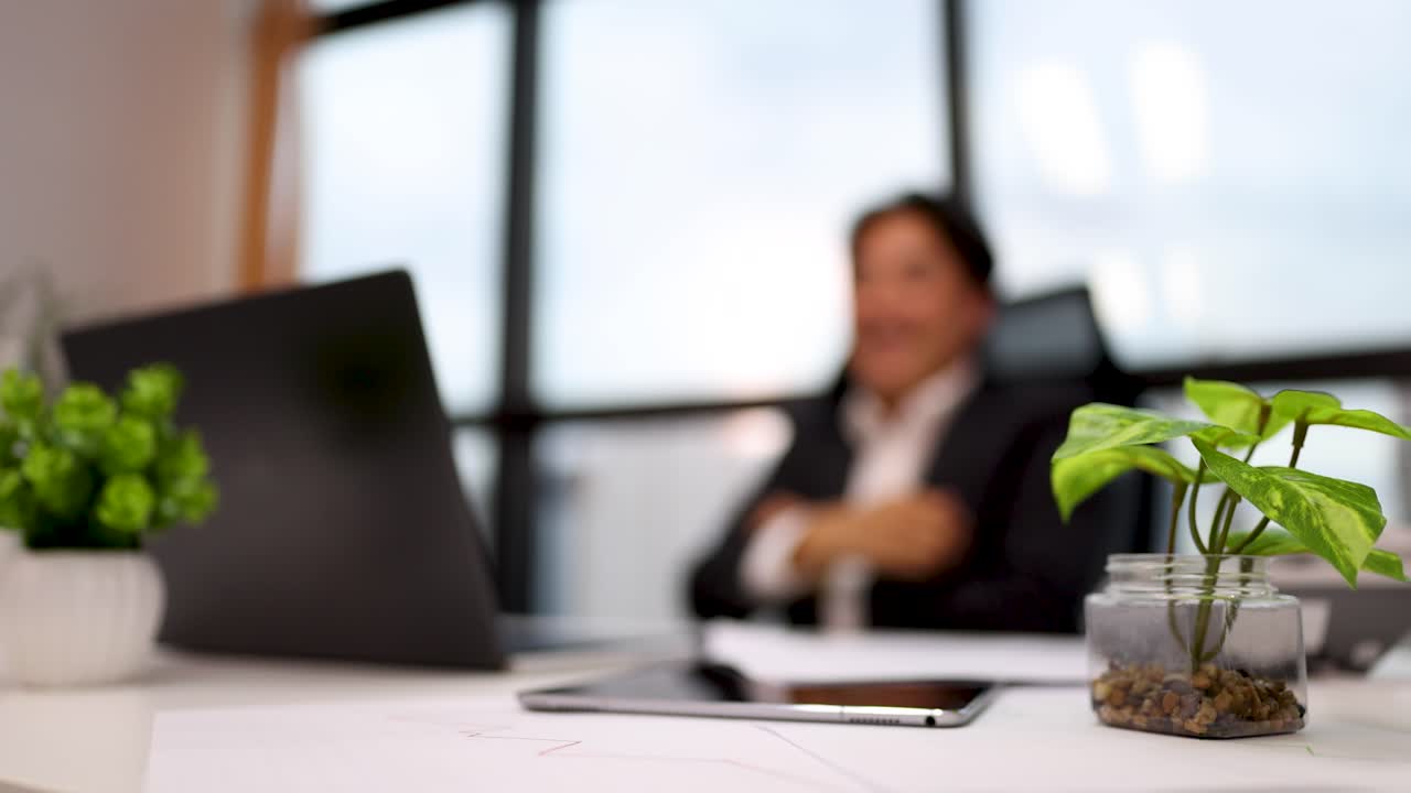 Geschäftsmann arbeitet an seinem Schreibtisch im Büro