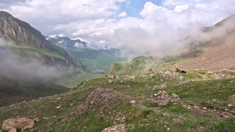 Impresionante-Vista-De-Una-Caminata-Cruzando-Un-Paso-De-Montaña-Alpino