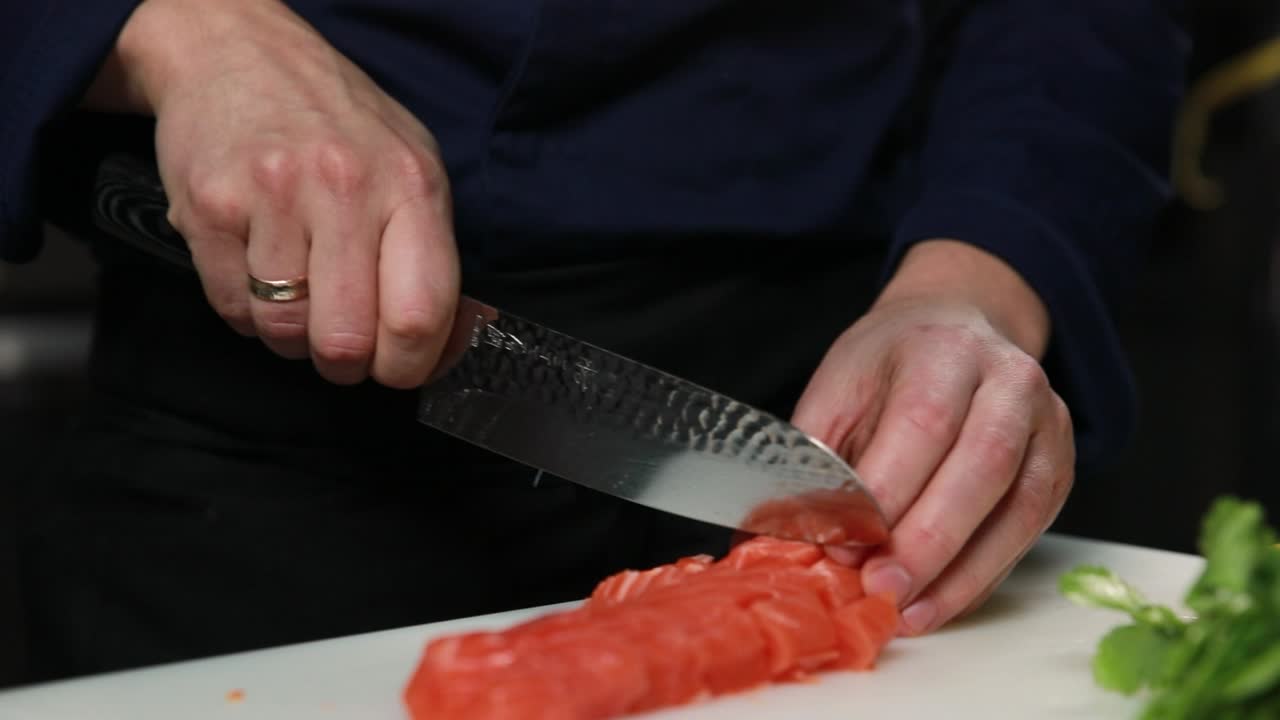 chef preparando un plato de salmón