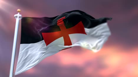 la bandera de los caballeros de guerra y los templarios al atardecer.