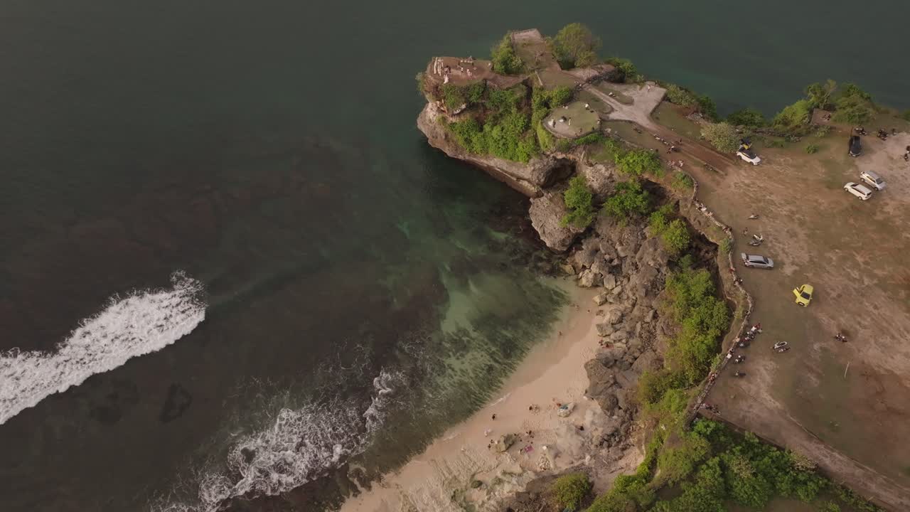 Ripresa con drone in 4K di onde che si infrangono su una scogliera a picco a Bali, Indonesia.