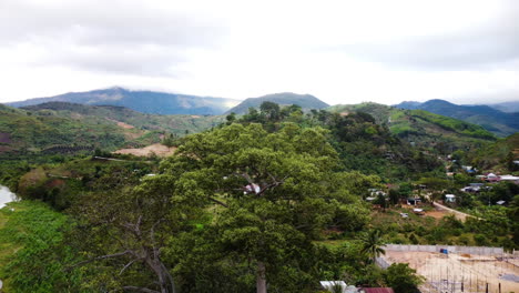 Pueblo-Local-De-Phuoc-Binh-Cerca-Del-Río-Que-Fluye-En-Vietnam,-Vista-De-órbita-Aérea